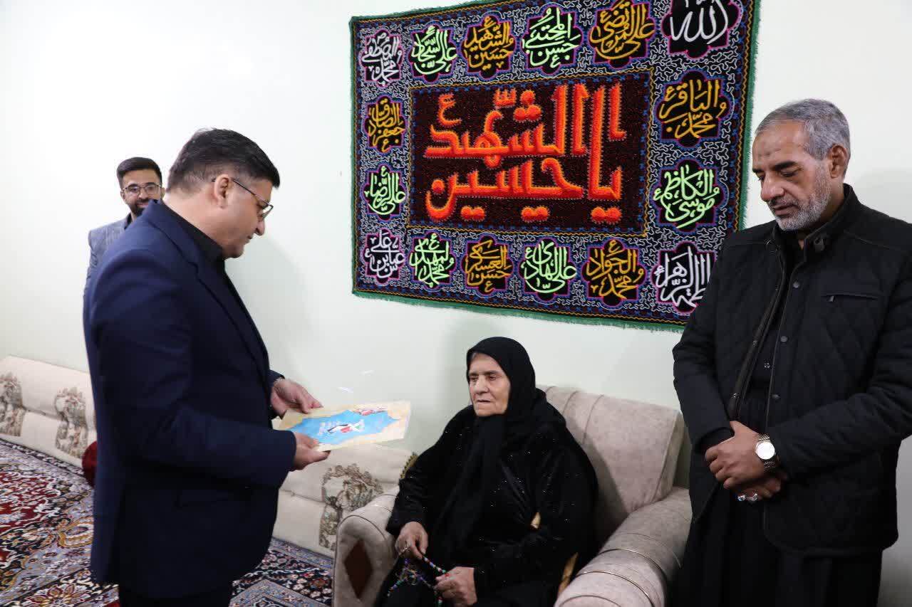 دیدار استاندار چهارمحال و بختیاری با خانواده سرداران شهید +تصاویر دیدار استاندار چهارمحال و بختیاری با خانواده سرداران شهید +تصاویر