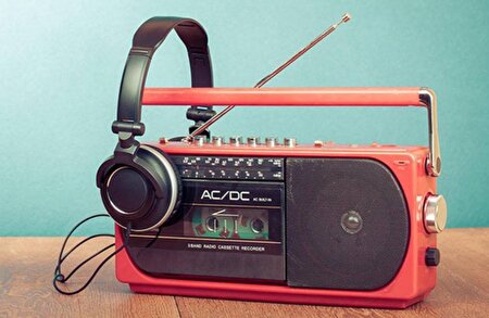 گزارشگران رادیو تهران در خط مقدم همراهی با مردم هستند