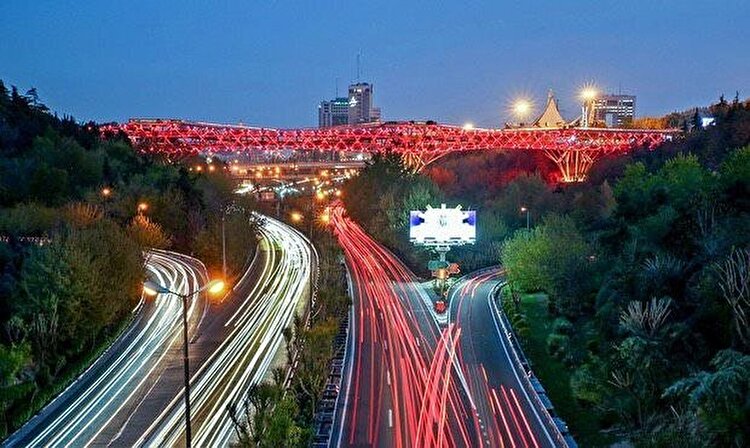 پل طبیعت به رنگ قرمز درمی‌آید