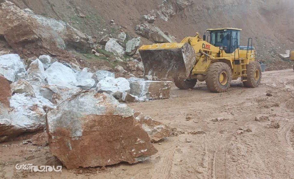 بازگشایی محور کوهستانی منج – بارز پس از ریزش سنگ‌های عظیم