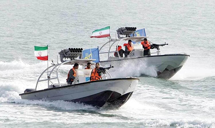 نیرو‌های مسلح در انتظار دستور شلیک