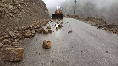 ریزش خاک در محور پردیس تهران | آزادراه تا ۲۴ ساعت آینده مسدود است