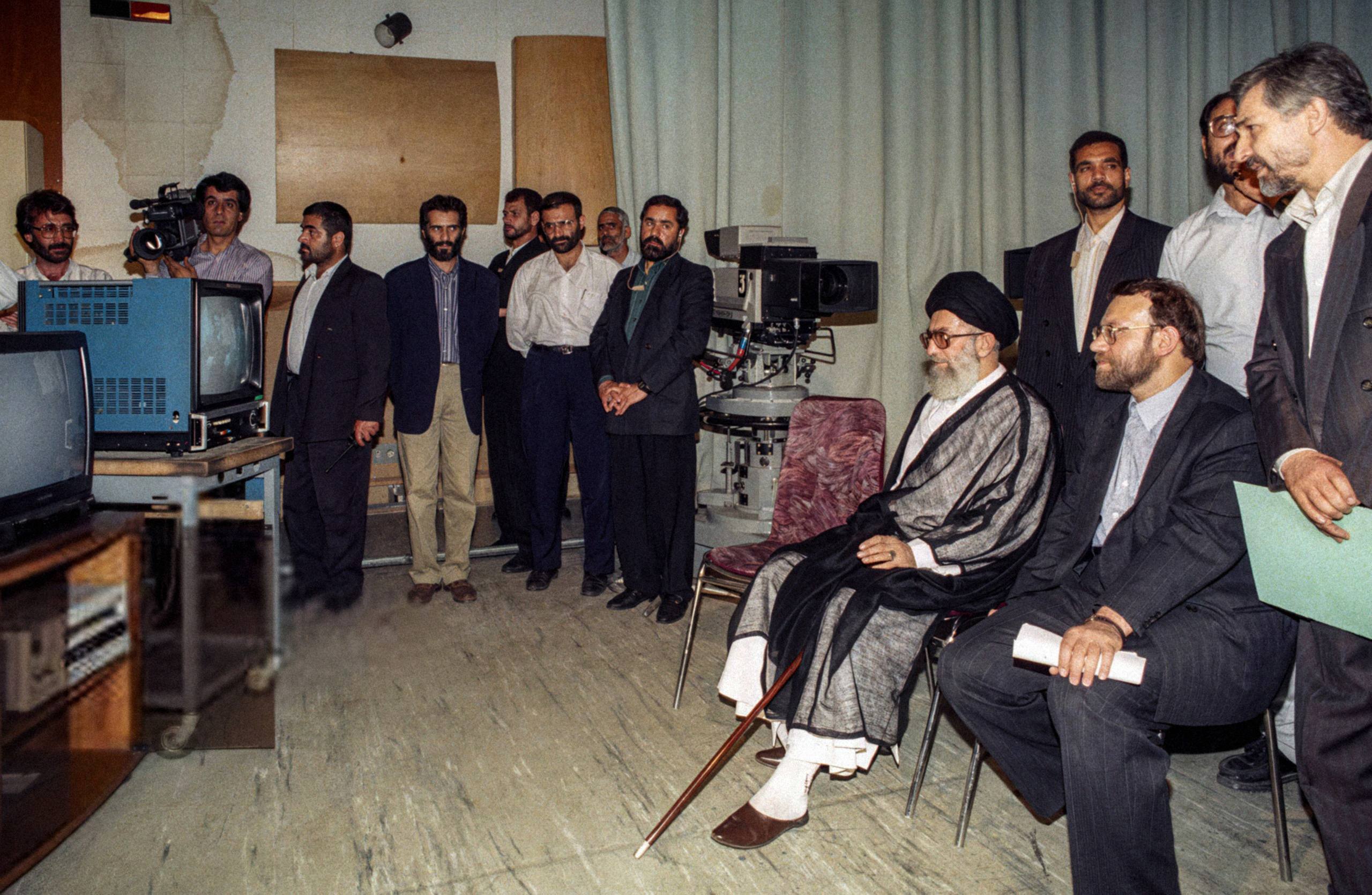 عکس | قاب‌های ماندگار از حضور رهبر شهید انقلاب اسلامی در صداوسیما با شهید علی لاریجانی