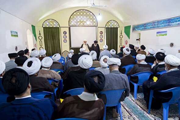 تأکید امام جمعه یزد بر حفظ وحدت ملی و پرهیز از اختلاف‌افکنی