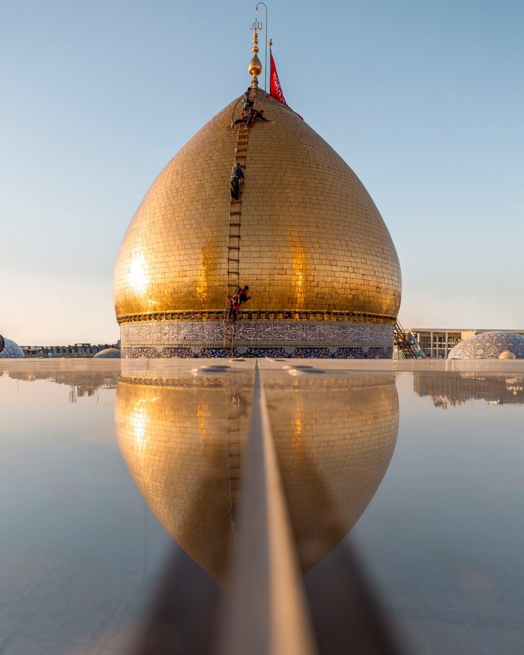 شست‌وشوی گنبد حرم حضرت اباالفضل العباس (علیه‌السلام) در آستانه ماه محرم فیلم و عکس