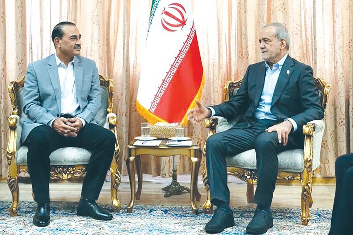 ورود غیرمنتظره ژنرال عاصم منیر، فرمانده ارتش پاکستان به تهران و دیدارهای فشرده او با مقامات عالی‌رتبه کشورمان از‌جمله مسعود پزشکیان رئیس‌جمهور، محمدباقر قالیباف رئیس مجلس و سیدعباس عراقچی رئیس دستگاه دیپلماسی، نشانه‌ای آشکار از ورود جنگ ایران و آمریکا به مرحله‌ای حساس و تعیین‌کننده است. همزمان با این تحرکات، خبرهایی از فعالیت‌های گسترده قطر و عمان نیز به‌گوش می‌رسد‌؛ کشورهایی که هرکدام تلاش می‌کنند در چارچوب ظرفیت‌ها و منافع خود، از بازگشت مجدد منطقه به جنگ جلوگیری کنند اما پشت این موج سنگین میانجی‌گری، واقعیتی مهم‌تر نهفته است‌؛ این‌که آمریکا پس از بالغ‌بر ۸۰ روز جنگ و آتش‌بس لرزان، بیش از هر زمان دیگری به تعیین تکلیف بحرانی نیاز دارد که خود آن را آغاز کرد اما اکنون هیچ افق روشنی برای خروج از آن ندارد. 