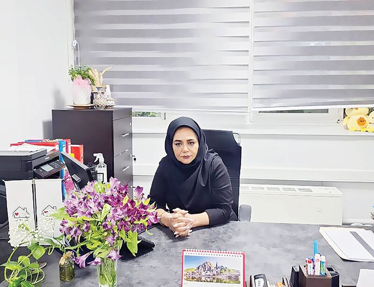 در جنگ رمضان، بسیاری از مناطق مسکونی و غیرنظامی مورد هدف‌‌ حملات هوایی  دشمن قرار گرفتند‌؛ در میان این حملات، اطراف شیرخوارگاه آمنه نیز بارها هدف اصابت و انفجار قرار گرفت‌؛ شدت انفجارها به‌حدی بود که شیشه‌های شیرخوارگاه فرو ریخت و بخش‌هایی از ساختمان آسیب دید.  نگرانی اصلی کارکنان شیرخوارگاه، حفظ جان کودکانی بود که بی‌پناه‌تر از همیشه در معرض خطر قرار گرفته بودند. همین موضوع باعث شد پیش از شدت‌گرفتن حملات، مسئولان شیرخوارگاه روند تخلیه کودکان را آغاز کنند تا از آسیب‌های احتمالی جلوگیری شود. آنچه در روزهای بحرانی شیرخوارگاه آمنه گذشت، تنها روایت آسیب به یک ساختمان نیست‌؛ روایت کودکانی است که باید از هرگونه خشونت و حمله در امان باشند و در فضایی امن کودکی کنند، نه آن‌که با صدای انفجار و ترس از مرگ روزگار بگذرانند. درباره جزئیات این حملات، نحوه انتقال کودکان و شرایط دشوار آن‌روزها با منیژه جابری، مدیر شیرخوارگاه آمنه گفت‌وگو کرده‌ایم. 