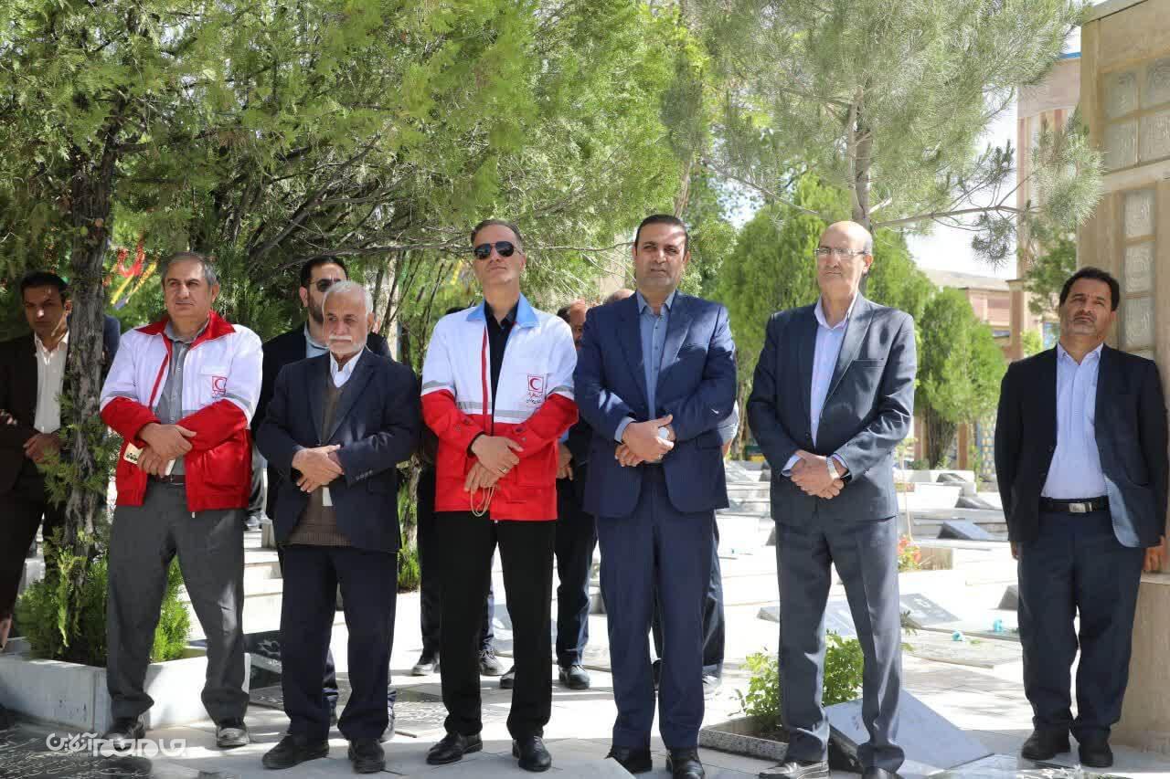 تجلیل از مقام رفیع شهدای دفاع مقدس در گلزار شهدای شهرکرد +تصاویر تجلیل از مقام رفیع شهدای دفاع مقدس در گلزار شهدای شهرکرد +تصاویر
