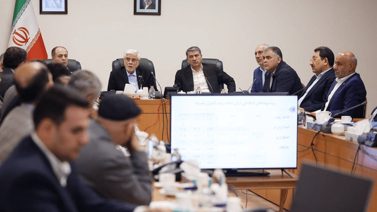 معاون اول رئیس‌جمهور با تأکید بر ضرورت مدیریت مصرف انرژی و حمایت از بخش تولید، اعلام کرد: انرژی موردنیاز صنایع، پتروشیمی و کشاورزی با همکاری مردم و صرفه‌جویی در مصرف خانگی تأمین خواهد شد.