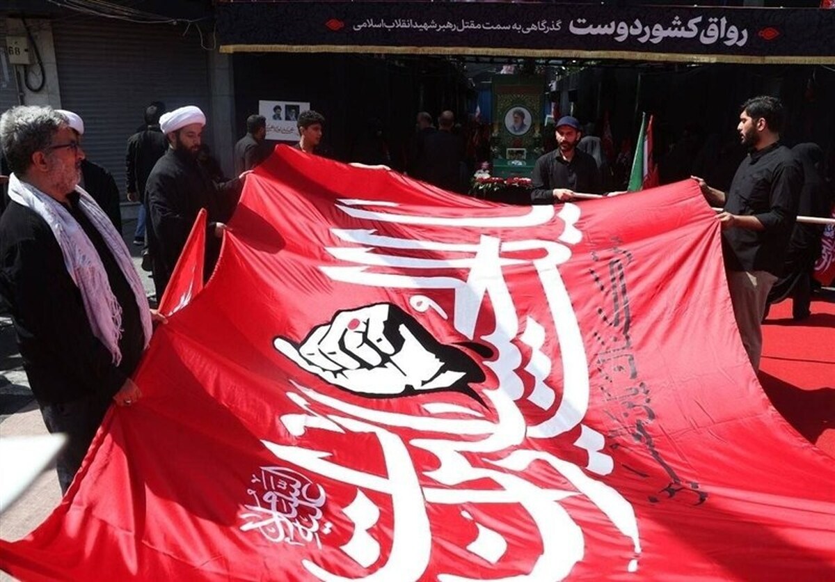پرچم خونخواهی رهبر شهید انقلاب در مقابل رواق کشوردوست برافراشته شد.