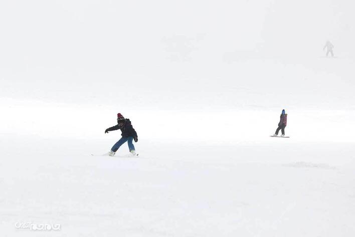 تصاویری جالب از بارش برف در پیست اسکی توچال