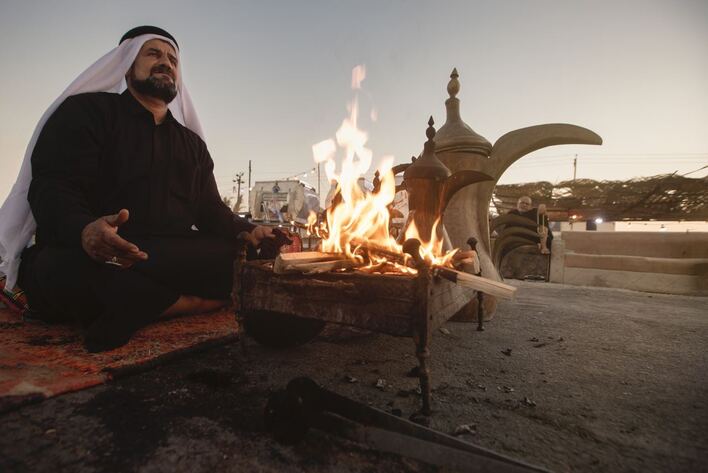 پدر، مادر و فرزندان وظیفه تأسیس موکب عقيلة (علیها السلام) در منطقه آل جویبر در شرق سوق الشیوخ را بر عهده گرفته‌اند. از سال ۲۰۱۵، هر سال از آغاز ماه صفر تا شهادت امام مجتبی (علیه‌السلام) به پذیرایی از زائران در موکبشان و اقامت زائران در خانه‌شان مشغول بوده‌اند.