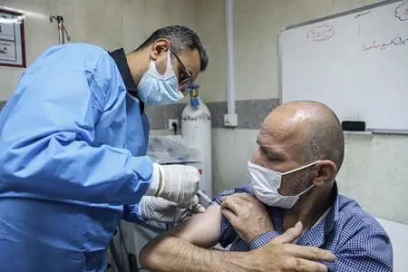 ۲۳ میلیون و ۴۵۱ هزار نفر ۳ دوز واکسن کرونا تزریق کرده‌اند