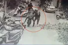لحظه درگیری پلیس با دو موبایل قاپ! (+فیلم)
