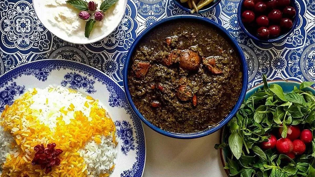 آموزش پخت قرمه سبزی نذری برای اربعین با حفظ کیفیت و طعم آموزش پخت قرمه سبزی نذری برای اربعین با حفظ کیفیت و طعم