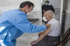 سالمندان بعد از تزریق واکسن کرونا چه اقداماتی انجام دهند؟