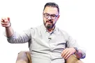 سهراب با پنجره بسته، مردانه ایستاد