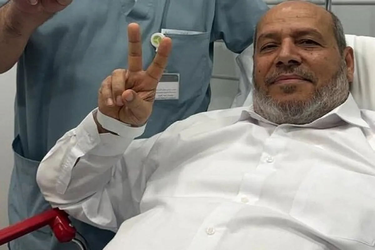 اولین عکس از خلیل الحیه بعد از ترور ناموفق با نماد پیروزی
