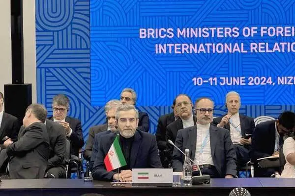 تلاش برای دلارزدایی از تجارت جهانی، خواسته همه کشورهای مستقل است