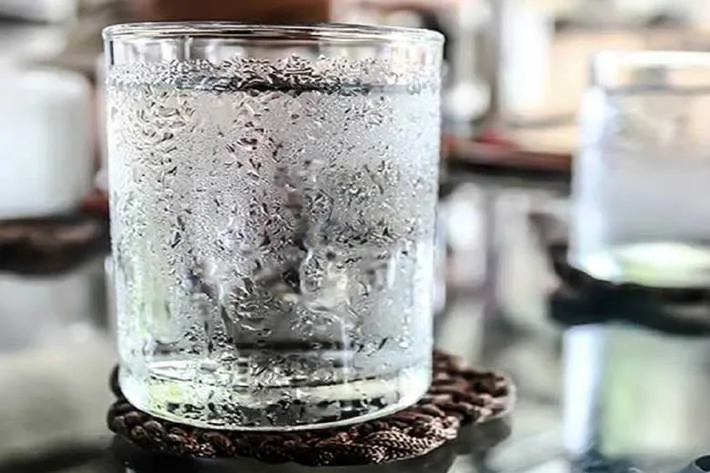 مضرات مصرف آب یخ؛ از تجمع چربی در کبد تا تشدید حملات میگرنی