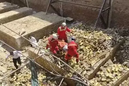 نجات ۴ کارگر از آوار ریزش ساختمان قدیمی