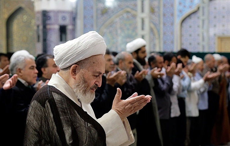 اشک و دلدادگی در آیین اقامه نماز بر پیکر امام مجاهد شهید