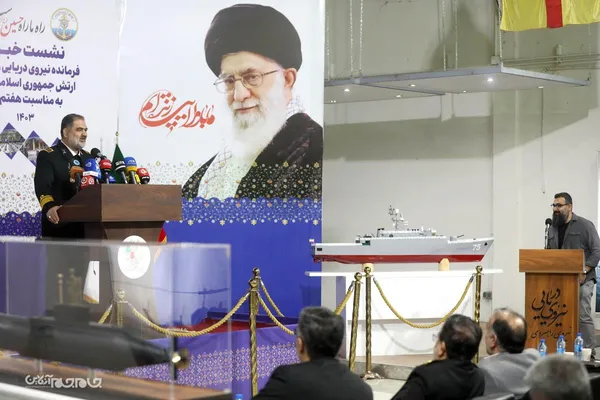 نشست خبری امیر دریادار ایرانی به&zwnj;مناسبت هفتم آذرماه روز نیروی دریایی ارتش