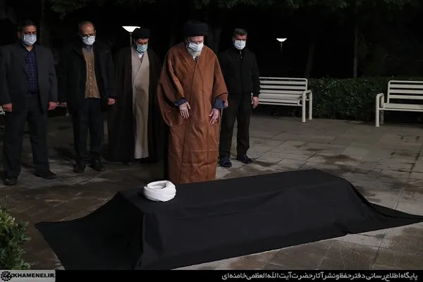 اقامه نماز رهبر انقلاب بر پیکر آیت‌الله مصباح یزدی + عکس