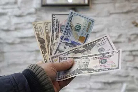 دستگیری دلال ارز با ۳۰۰۰دلار در تهران