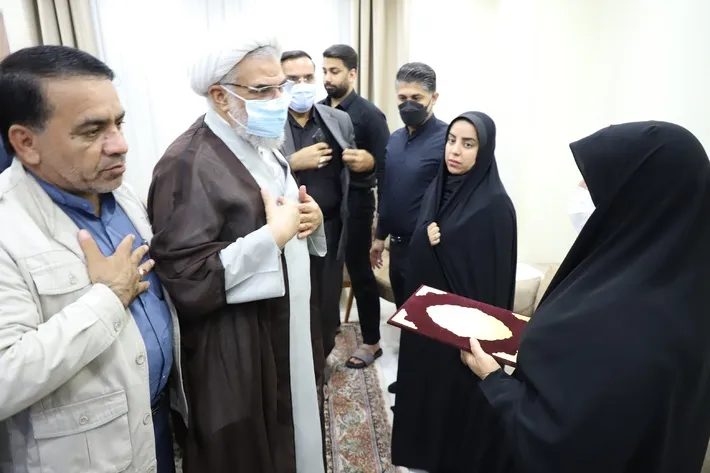 دیدار نماینده ولی‌فقیه در هرمزگان با خانواده جانباز شهید «شیرعلی احمدی‌طیفکانی»