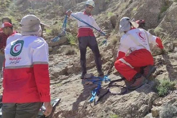 هشت نفر مفقودی کوه‌های کرمان نجات یافتند