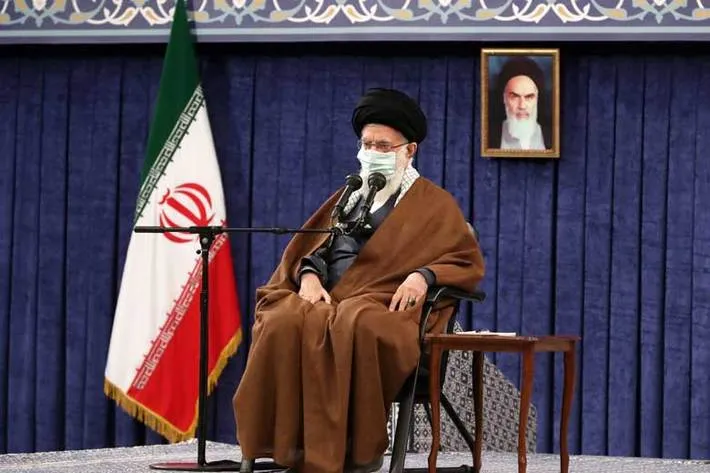 رهبر انقلاب: اگر حقایق را روایت نکنید دشمن با دروغ و تحریف جای ظالم و مظلوم را عوض می‌کند