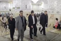 پرچم ایران در حرم رضوی به پرچمداران کاروان سپرده شد