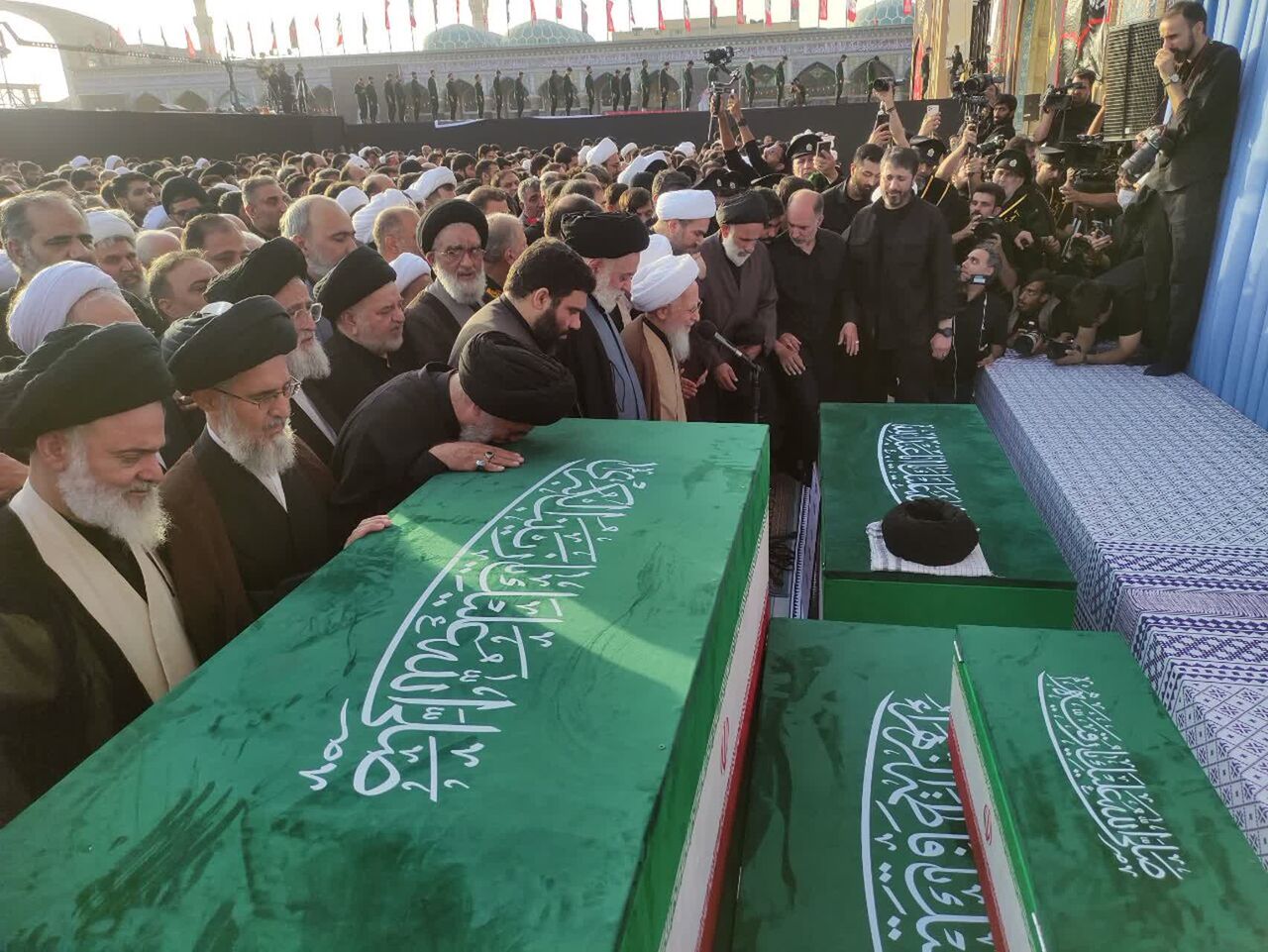 تشییع پیکر مطهر رهبر شهید انقلاب در مسجد جمکران تشییع پیکر مطهر رهبر شهید انقلاب در مسجد جمکران