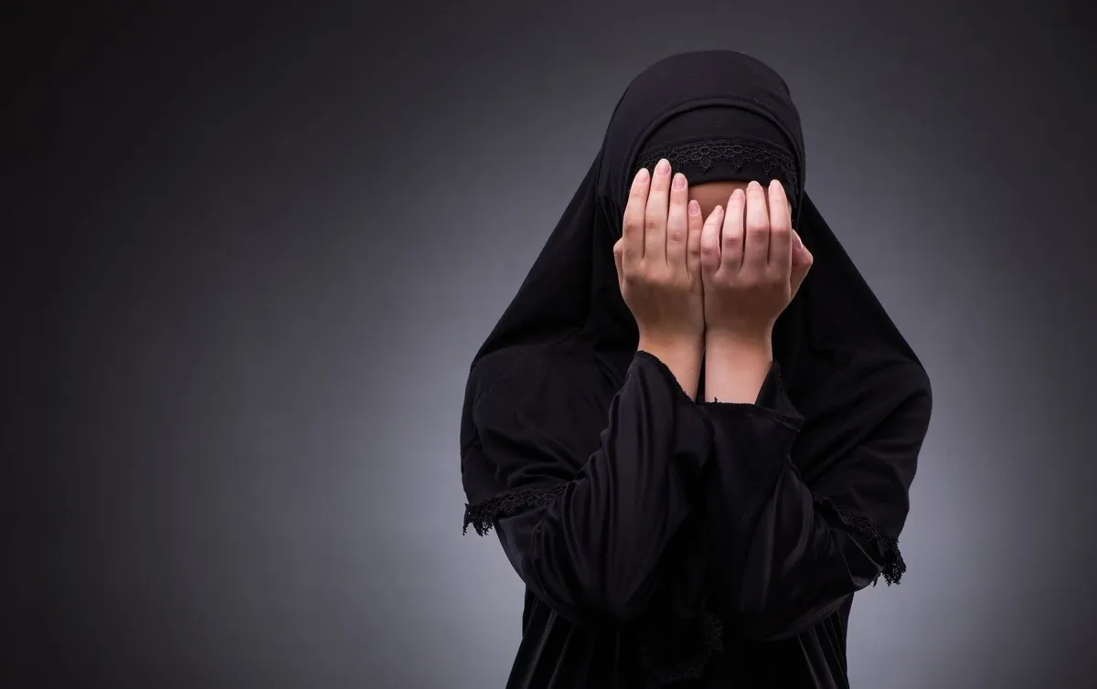 دختر نوجوان گرفتار در دخمه تاریک