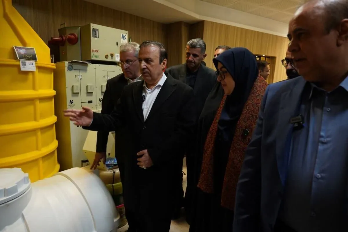 بازدید سخنگوی دولت از نمایشگاه دائمی توانمندی‌های صنایع کوچک