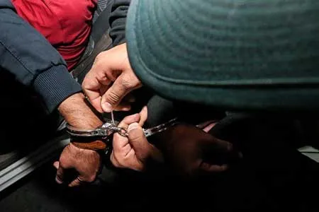 سنگ‌پرانی اوباش به سمت خودروی پلیس در نارمک