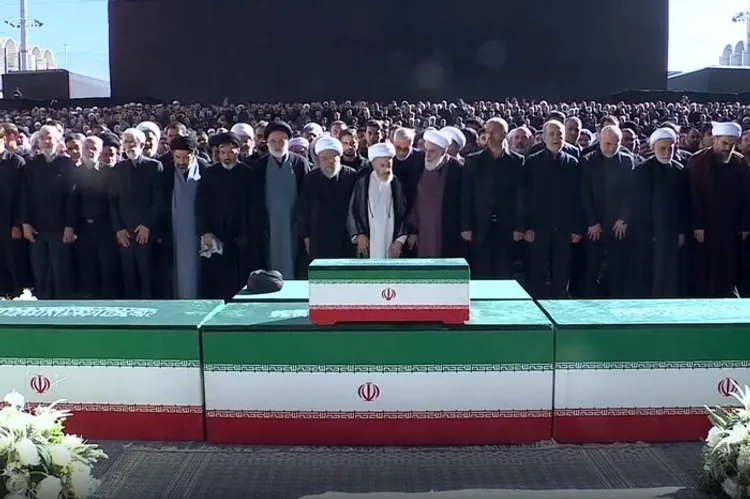 اقامه نماز بر پیکر مطهر مجاهد شهید امام خامنه‌ای و خانواده ایشان