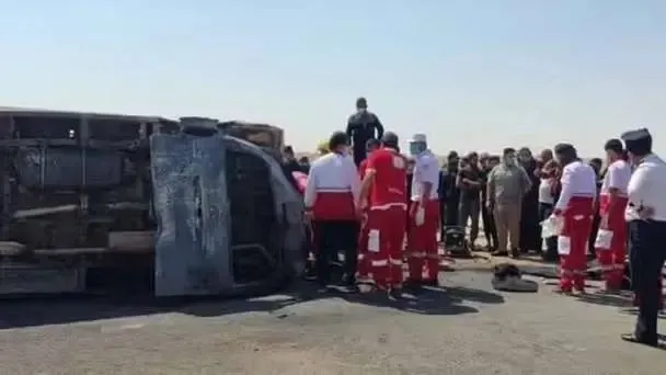 ۷ مصدوم بر اثر تصادف خودروی حامل زائران ایرانی با گاردریل در محور کربلا ـ نجف