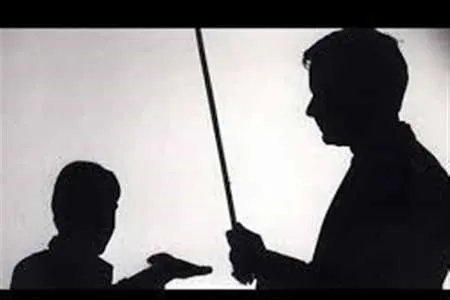 تنبیه بدنی یک دانش‌آموز در شیراز +فیلم