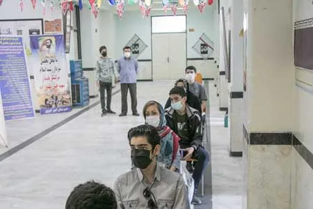 طرح ضربتی واکسیناسیون دانش‌آموزان به قطع زنجیره کرونا کمک می کند