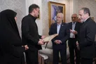حضور عراقچی در منزل شهید امیرعبداللهیان