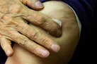سالمندانی که واکسن زده‌اند، همچنان ماسک بزنند