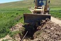 نشتی پنهان خط انتقال آب روستای قایش پس از ۱۲ متر حفاری پیدا شد