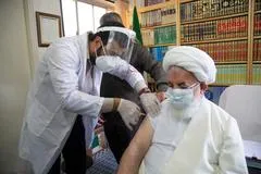 نماینده ولی‌فقیه در استان یزد دوز اول واکسن برکت را دریافت کرد