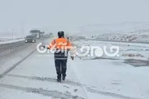 تلاش راهداران برای باز نگه داشتن راه های ارتباطی آذربایجان‌ غربی