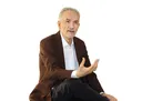 خوشنویس خودش را می‌نویسد و قاب می‌گیرد