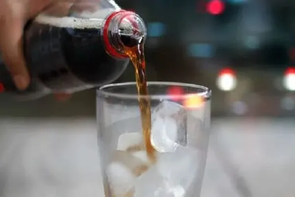 نوشیدن روزانه نوشابه رژیمی موجب ابتلا به زوال عقل می‌شود