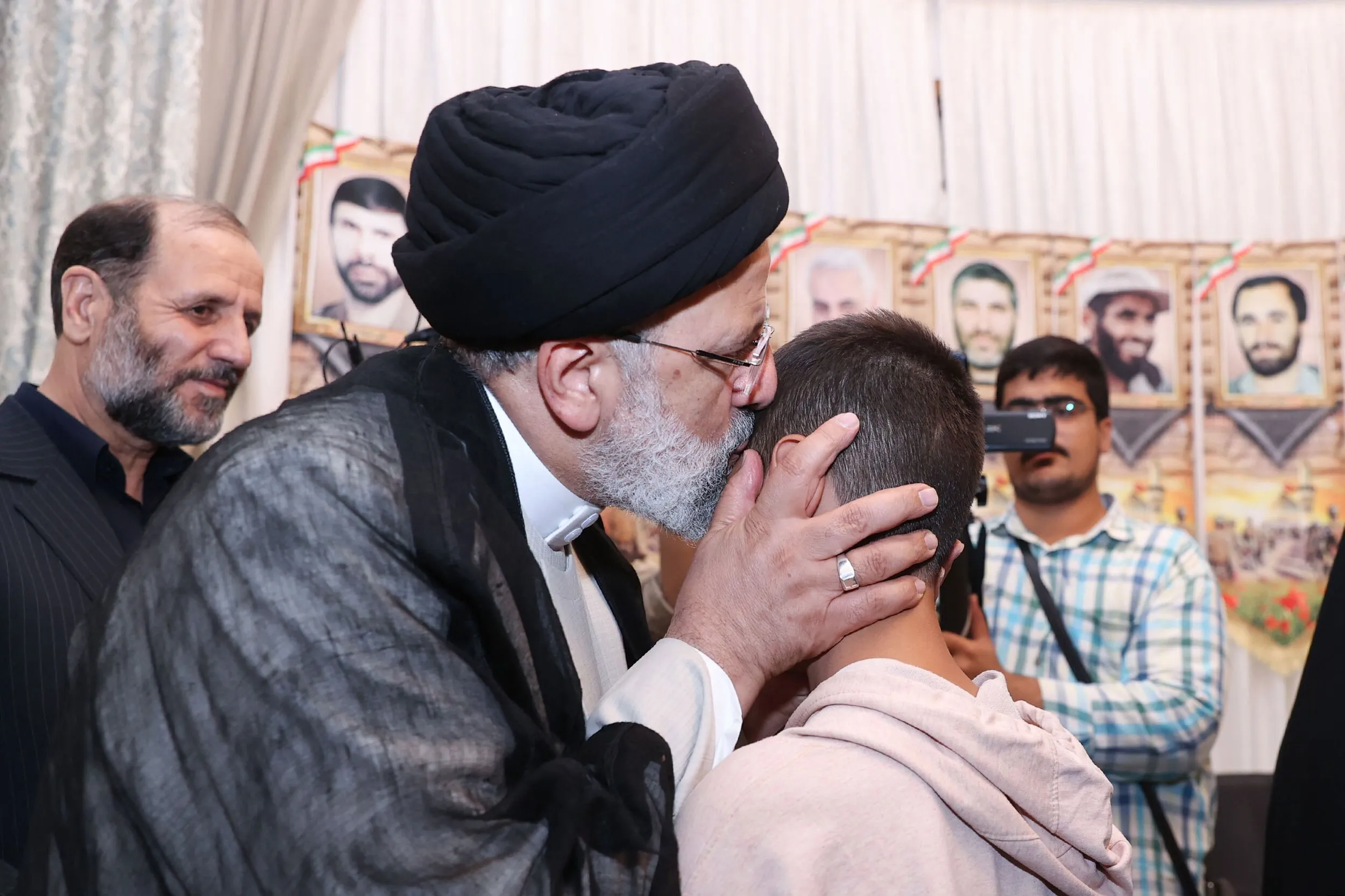مردم اصفهان با تقدیم 24هزار شهید دین خود را به انقلاب ادا نمودند