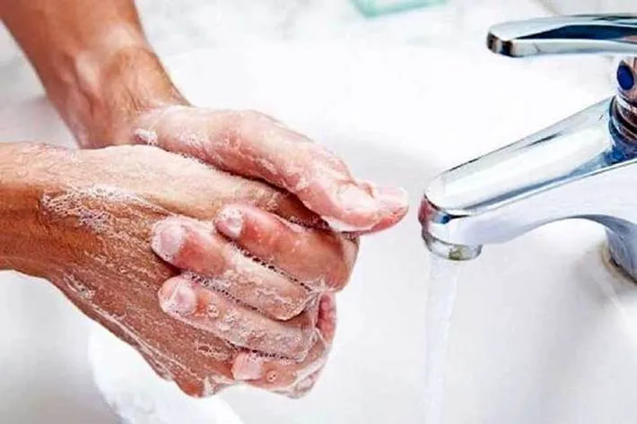 استفاده از دستکش، ضرورت شستن دست‌ها را برطرف نمی‌کند